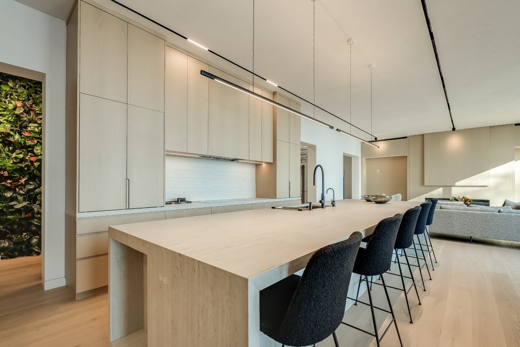 A kitchen with a modern design and a large island, perfect for embracing the latest modern design trends in Oakville.